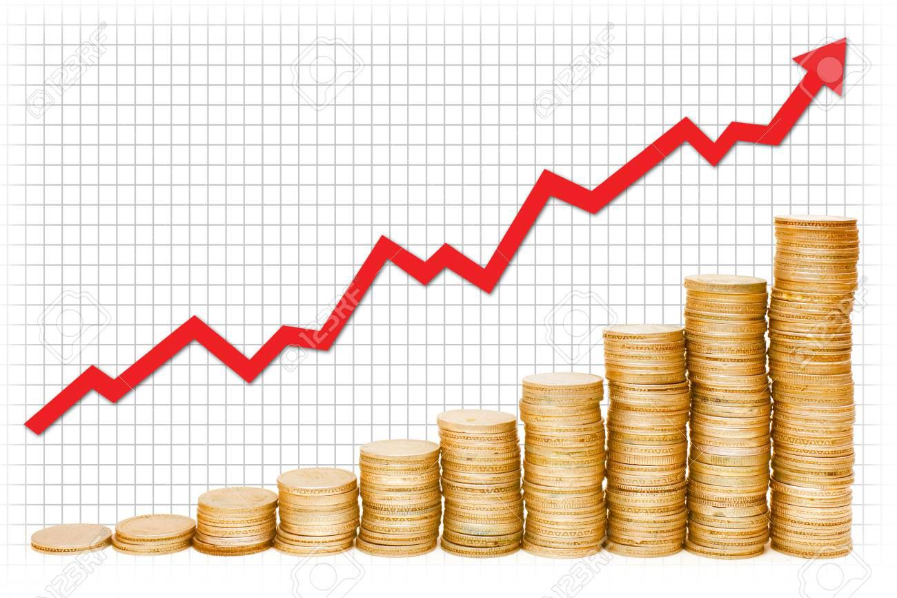 29860202-un-gráfico-de-rojo-subiendo-por-sobre-la-pila-de-monedas-de-oro